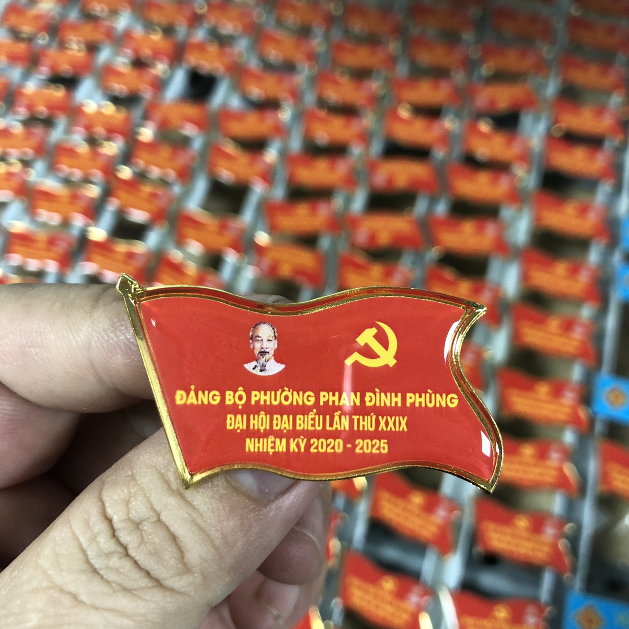 Huy hiệu cài áo đổ keo in ấn theo yêu cầu